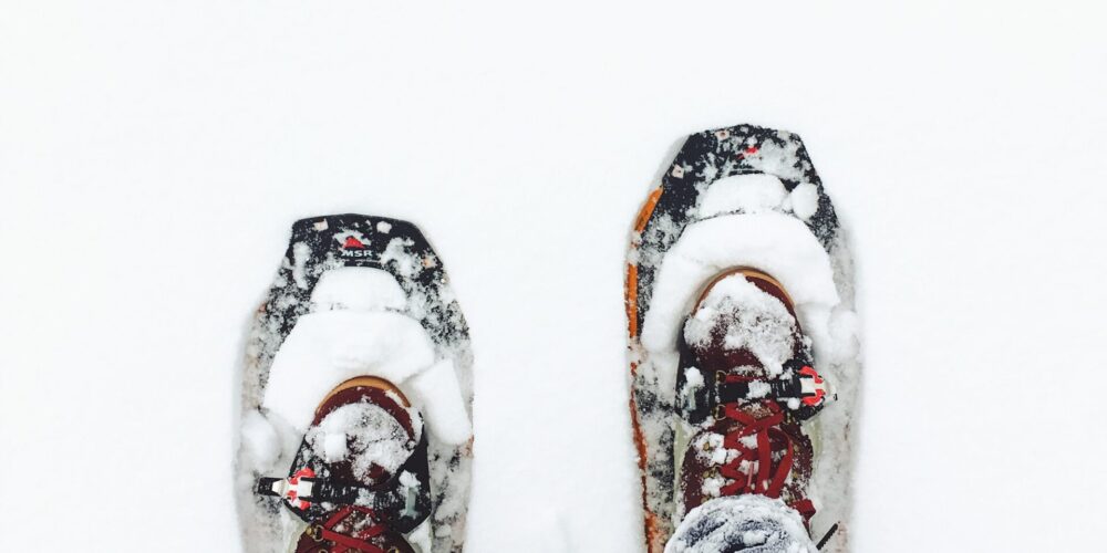 piedi con ciaspole nella neve fresca